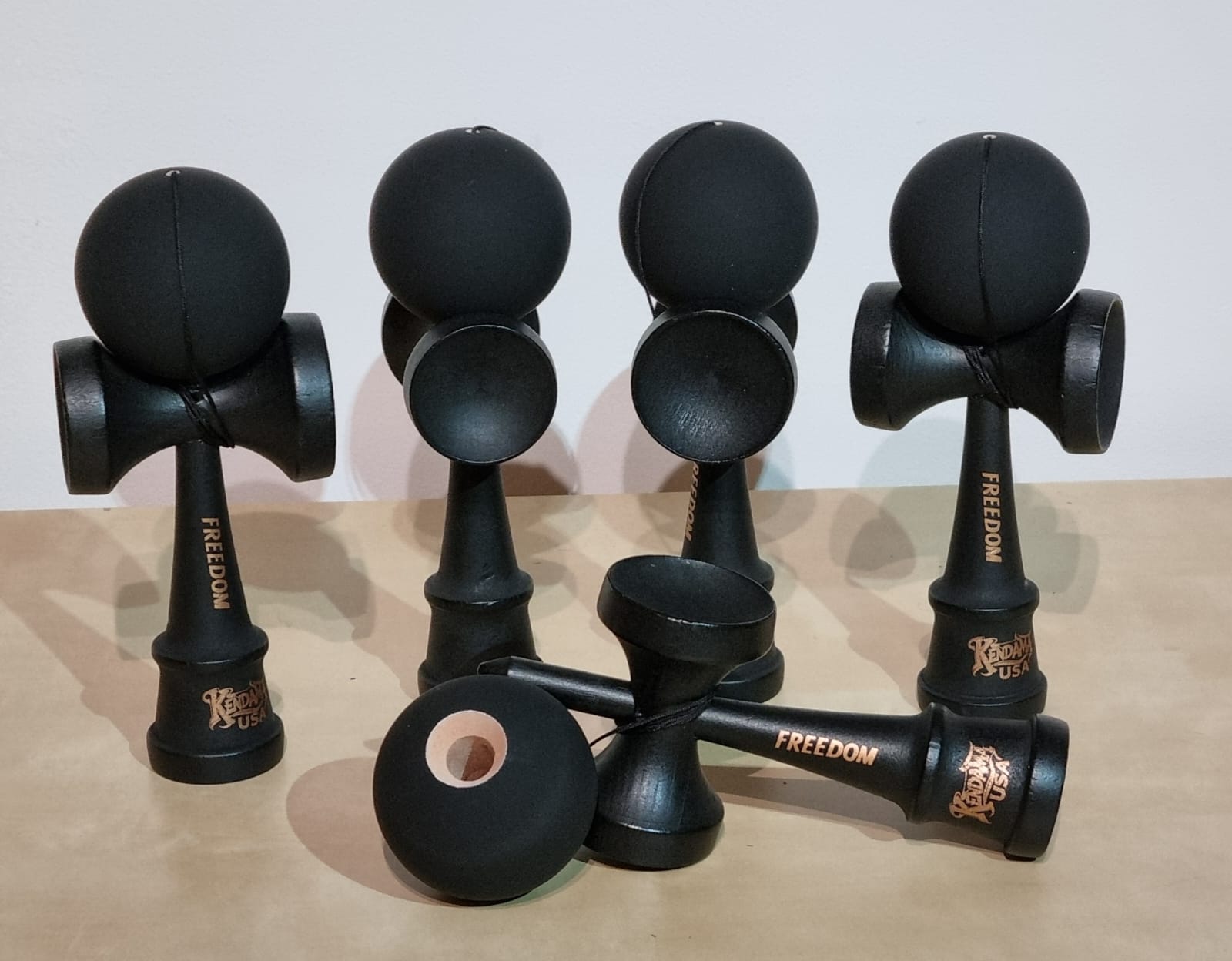 Kendama neagra cu grip Kendama neagra cu grip